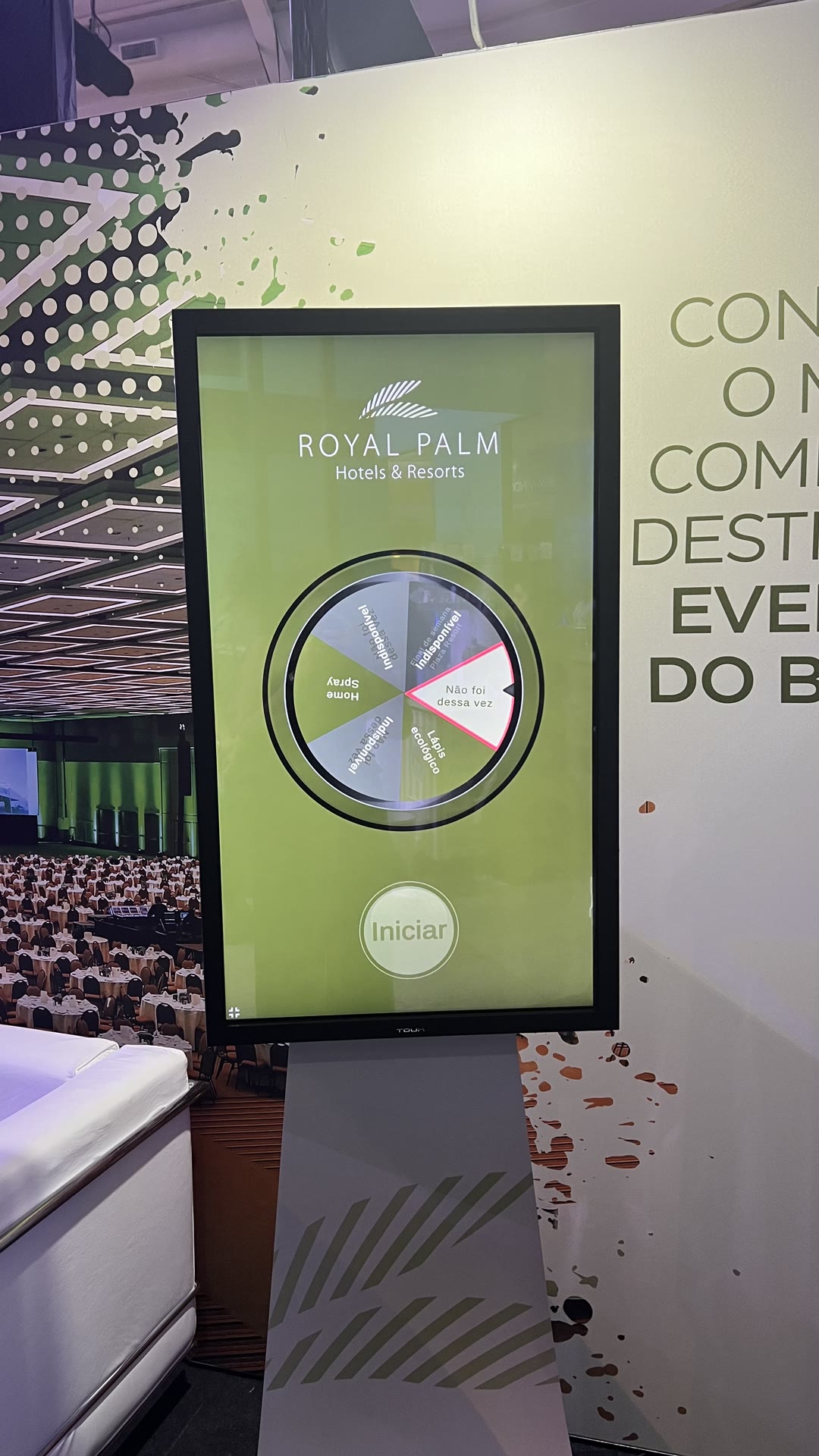 Totem com a roleta de brindes personalizada para a Royal Palm Hotels & Resorts.