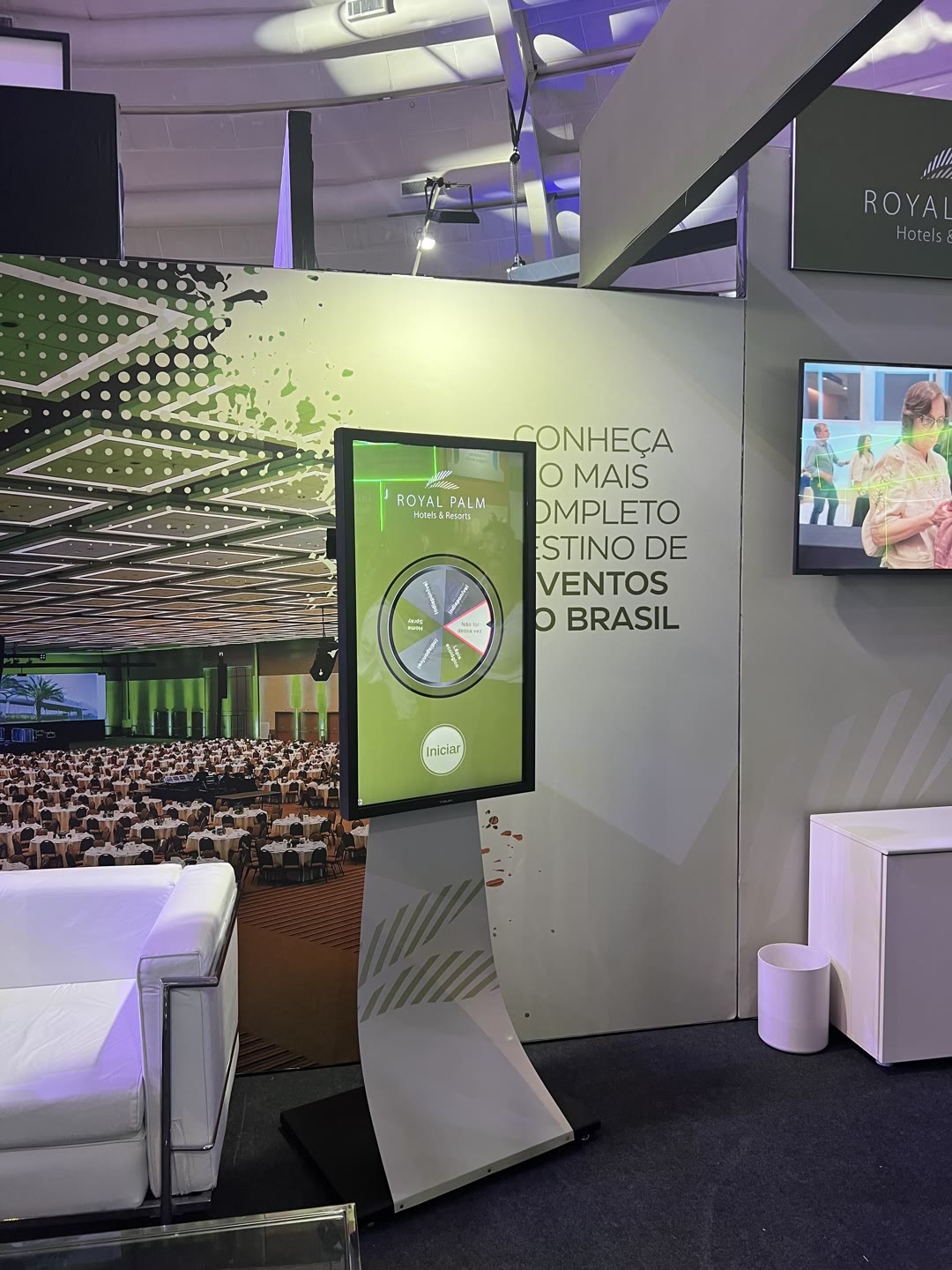 Totem de roleta integrado ao estande da Royal Palm Hotels & Resorts.
