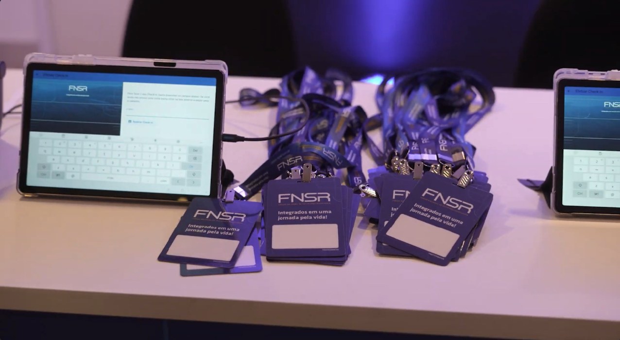 Crachás com QR Code e tablets de credenciamento em evento