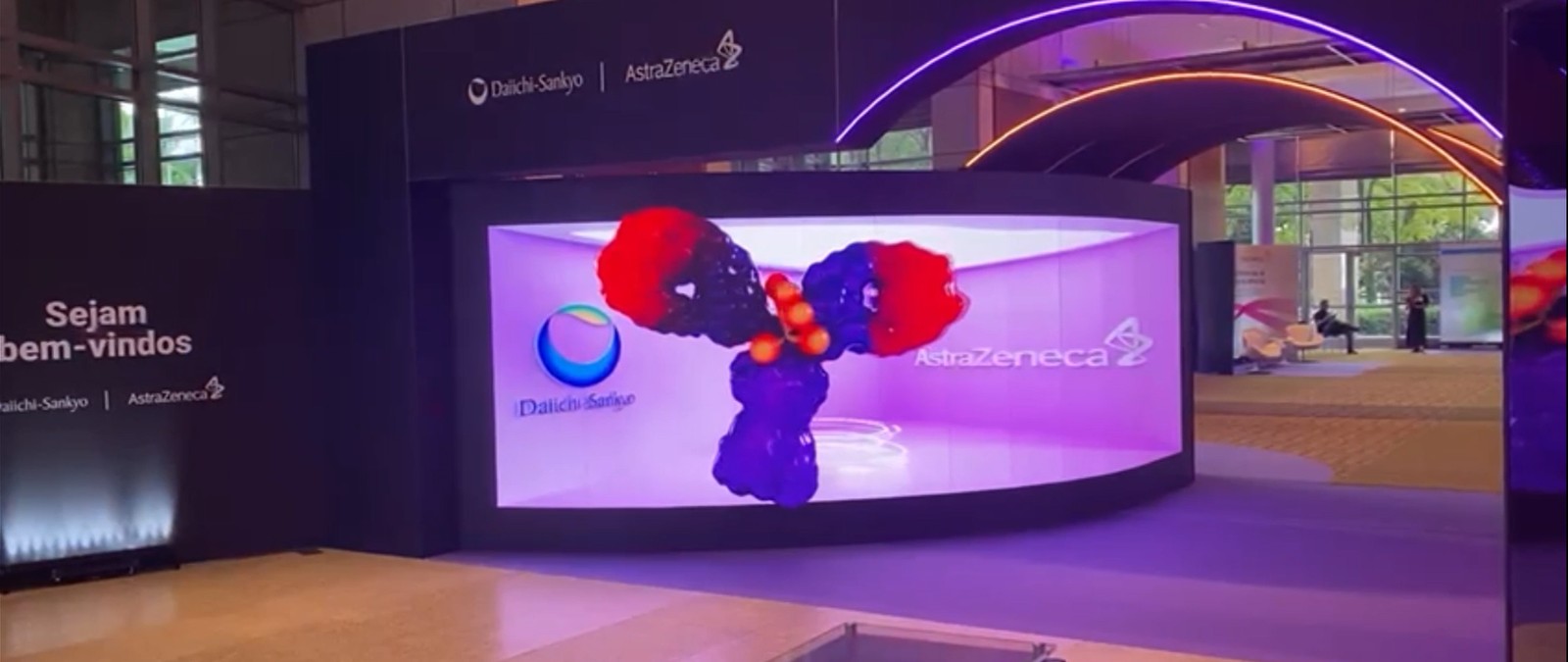 Conteúdo anamórfico no painel de LED do evento Daiichi Sankyo