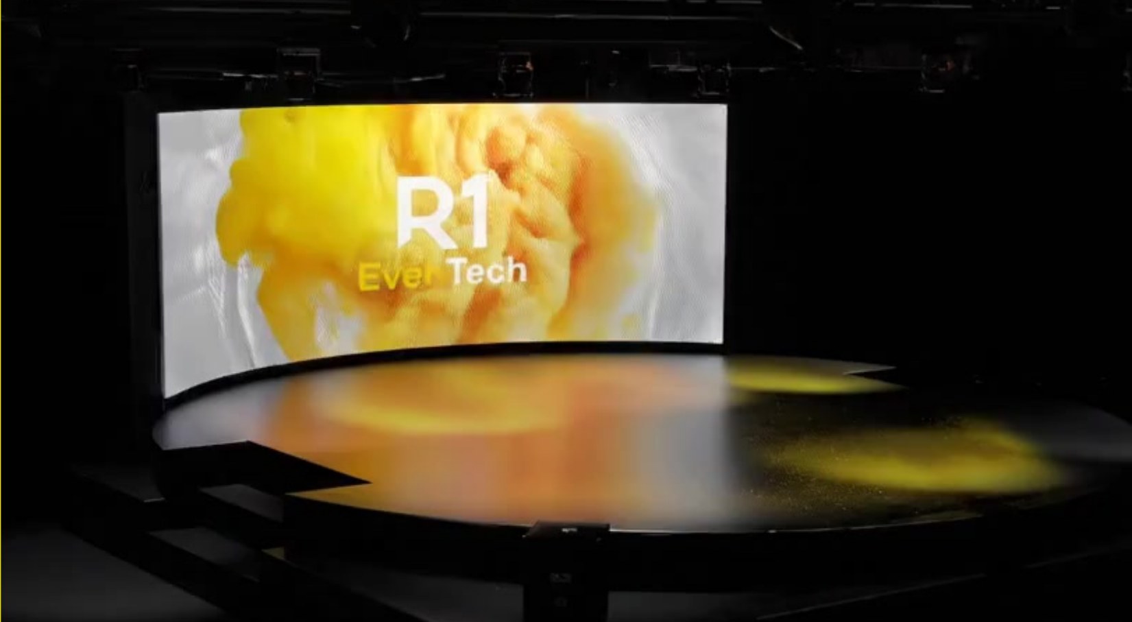 Conteúdo visual R1 EvenTech aplicado a um painel de LED