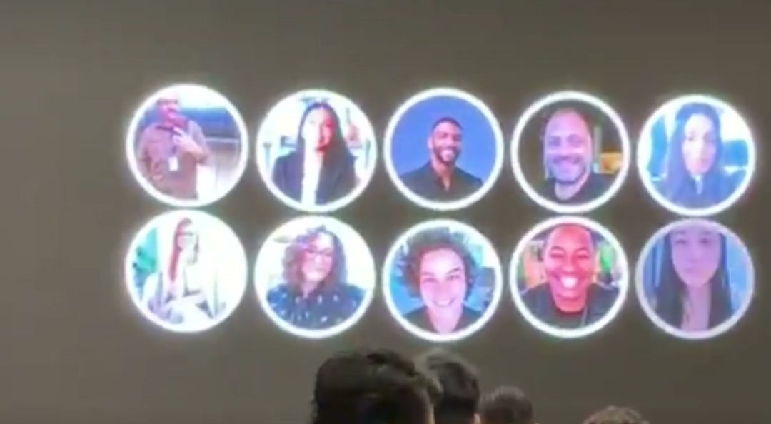 Tela de boas-vindas por RFID exibindo as fotos dos participantes na Reunião Trimestral de Hotéis R1